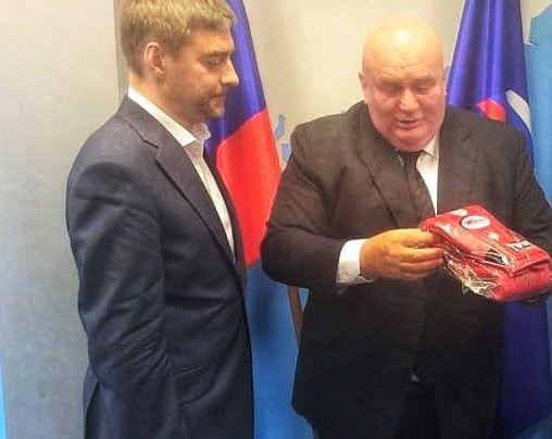 (FOTO) A OD PALME BOKSERSKE RUKAVICE I DRES ZA PUTINA! Marković Železnjaku uručio poklone za predsednika Rusije!